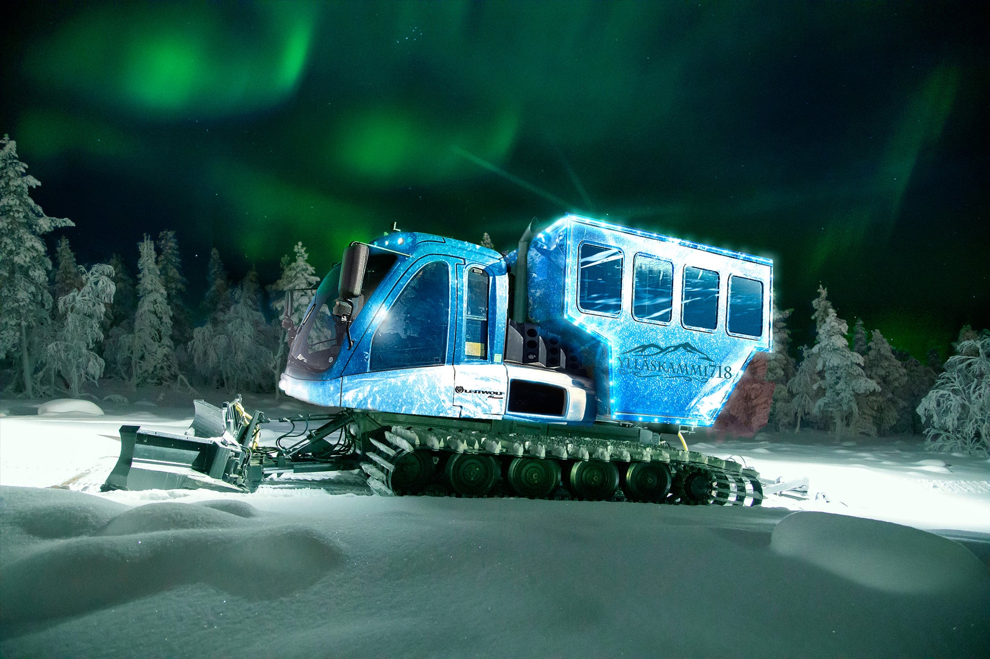 Revontuliretki käynnissä ja Ylläsravintolat Ylläskammin lumikissa Ylläksen rinteessä matkalla huipulle.