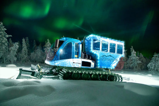 Revontuliretki käynnissä ja Ylläsravintolat Ylläskammin lumikissa Ylläksen rinteessä matkalla huipulle.