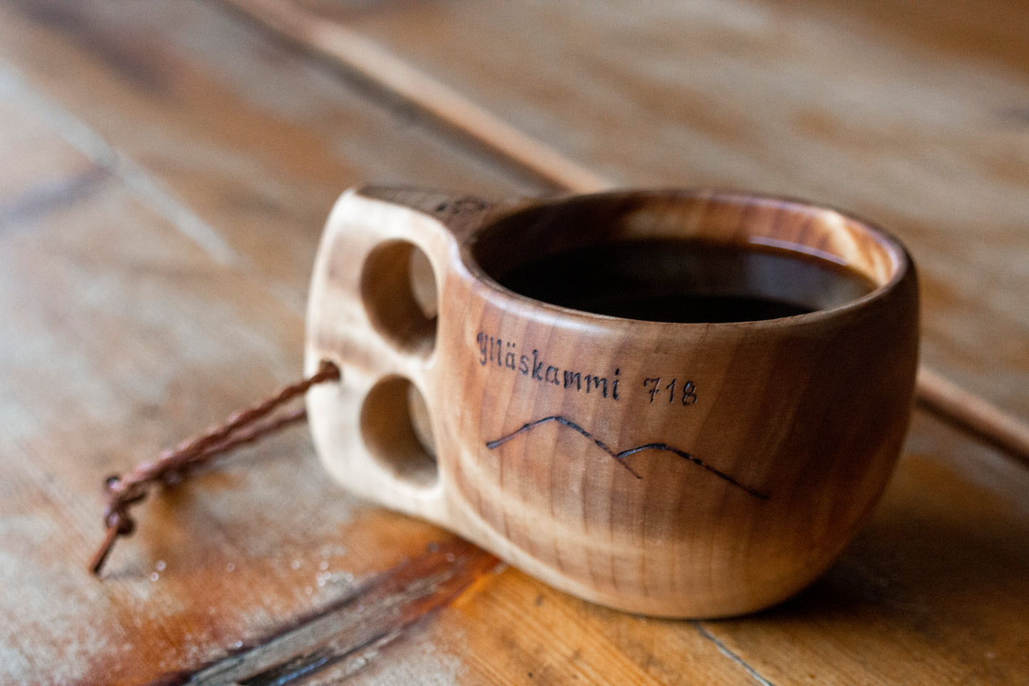 Ylläsravintolat Ylläskammin kuksassa on Ylläskammi -kaiverrus.