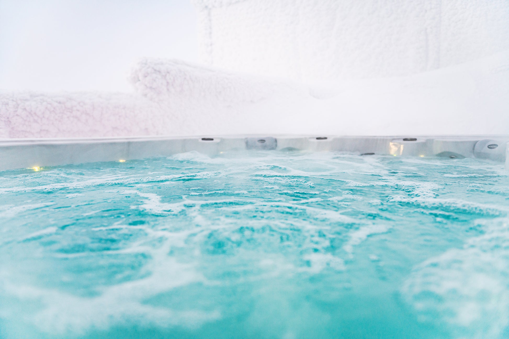 Ulkoporeallas lumisella tunturin huipulla kutsuu rentoutumaan.