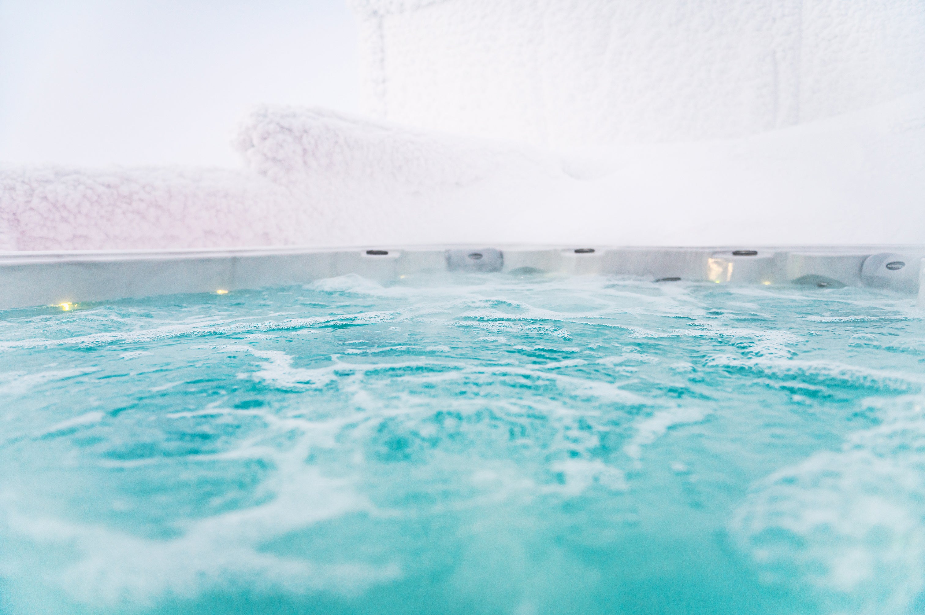 Ulkoporeallas lumisella tunturin huipulla kutsuu rentoutumaan.